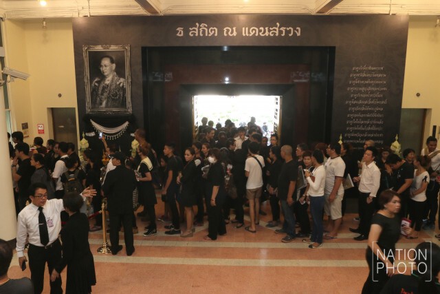 ปชช.ต่อแถวแลกธนบัตรที่ระลึกเนืองแน่น