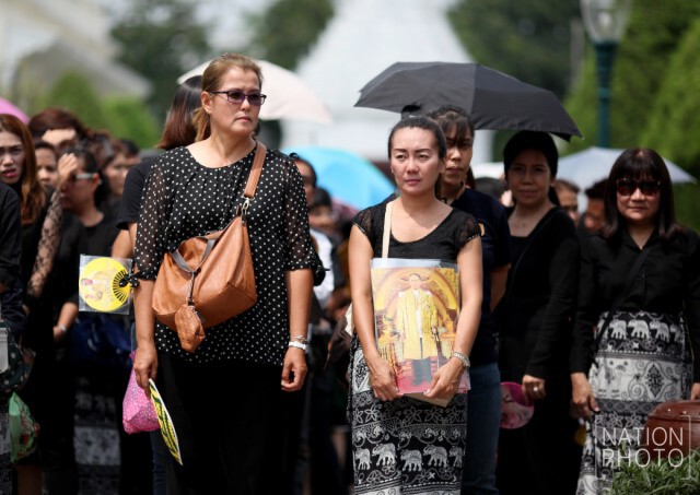 ประชาชนเดินทางลงนามแสดงความอาลัย
