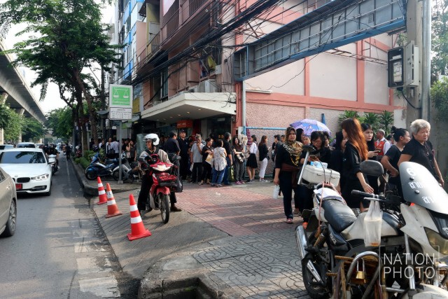 ปชช.ต่อแถวแลกธนบัตรที่ระลึกเนืองแน่น