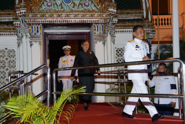 สมเด็จพระบรมฯ-สมเด็จพระเทพฯ เสด็จฯ บำเพ็ญพระราชกุศลพระบรมศพ