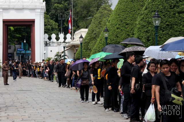 ประชาชนเดินทางลงนามแสดงความอาลัย