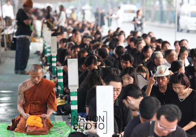ประชาชนทยอยเดินทางมาลงนามแสดงความอาลัย