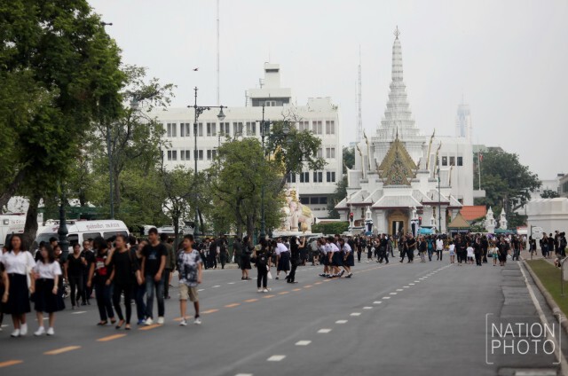 ประชาชนเดินทางลงนามแสดงความอาลัย