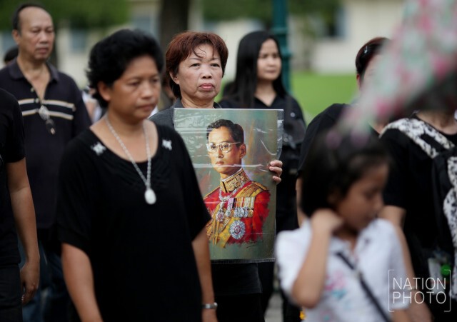 ประชาชนเดินทางลงนามแสดงความอาลัย