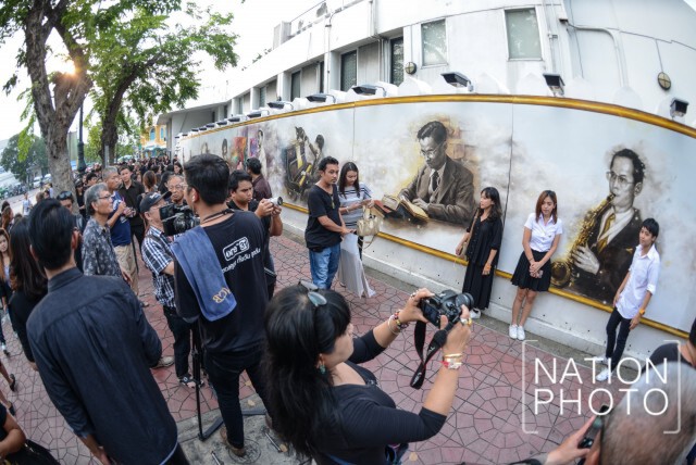 เปิดใจ นศ."ศิลปากร"
วาดภาพศิลปะอิริยาบถ
"ในหลวง ร.9"ต่อเนื่อง 9 ภาพ