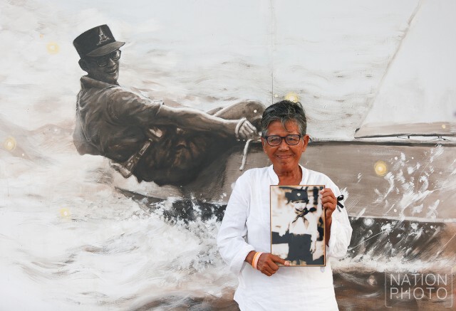 พระบรมสาทิสลักษณ์ พระบาทสมเด็จพระเจ้าอยู่หัว ที่กำแพงม.ศิลปากร