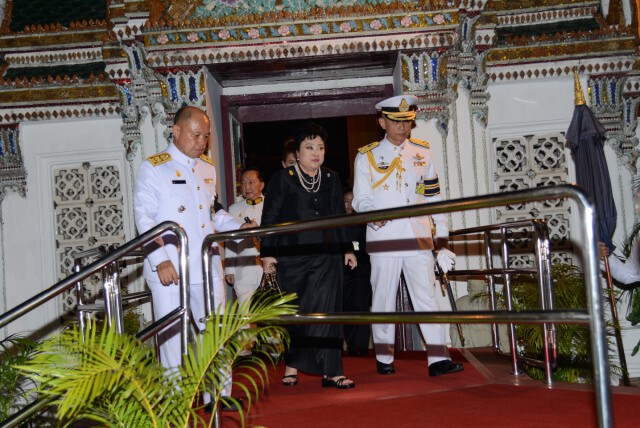 สมเด็จพระบรมฯ-สมเด็จพระเทพฯ เสด็จฯ บำเพ็ญพระราชกุศลพระบรมศพ