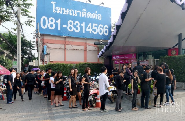 ปชช.ต่อแถวแลกธนบัตรที่ระลึกเนืองแน่น