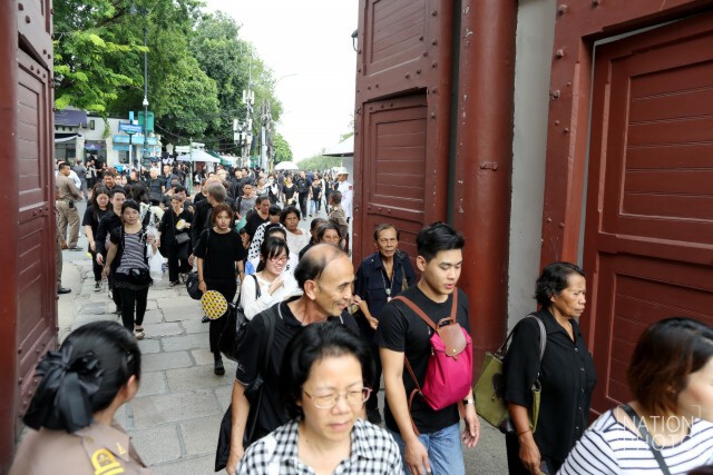 ประชาชนเดินทางลงนามแสดงความอาลัย