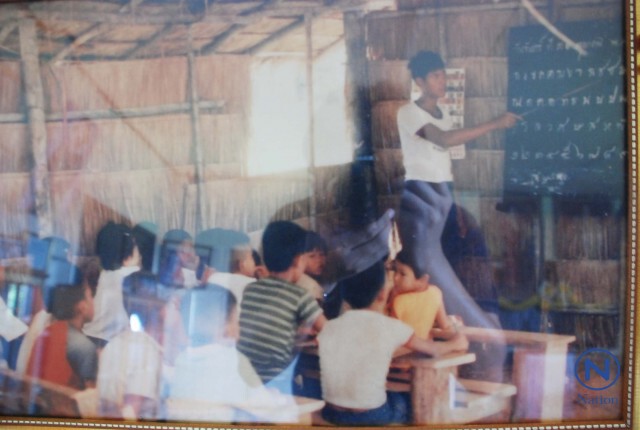 ครู ร.ร.บ้านรักไทยฯสุดปลื้ม
รับเสด็จในหลวง ปี 23 
ทรงพระราชทานเงินสร้างอาคารเรียน