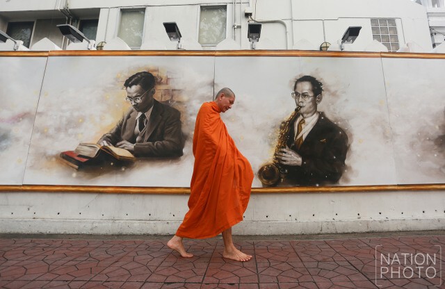 พระบรมสาทิสลักษณ์ พระบาทสมเด็จพระเจ้าอยู่หัว ที่กำแพงม.ศิลปากร