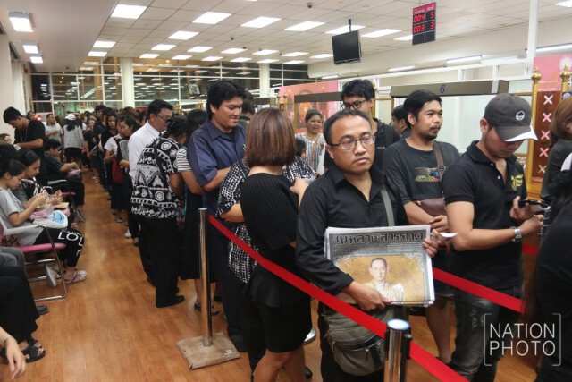 ปชช.ต่อแถวแลกธนบัตรที่ระลึกเนืองแน่น