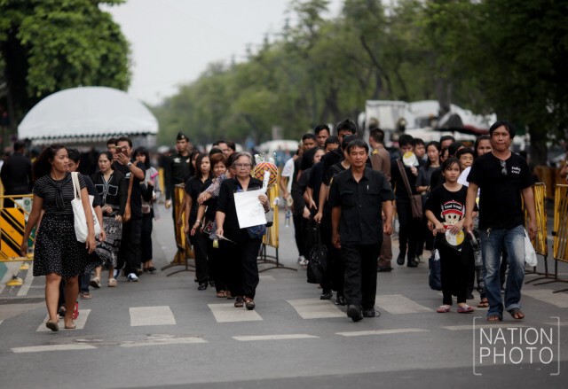 ประชาชนเดินทางลงนามแสดงความอาลัย