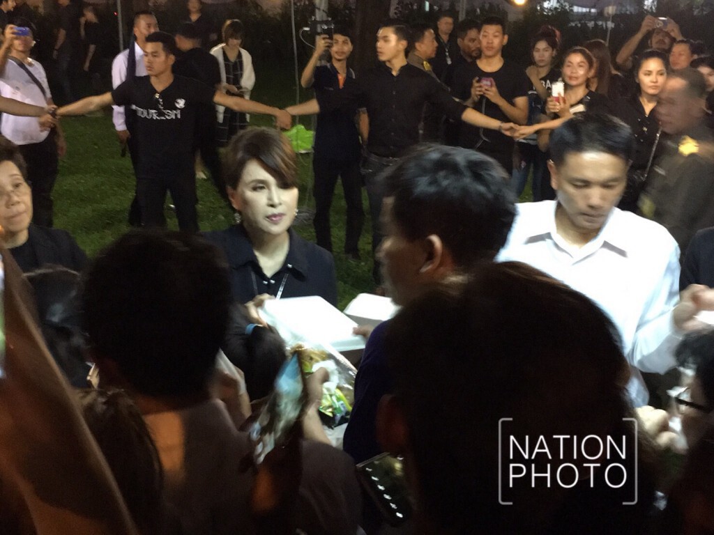 ทูลกระหม่อมหญิงฯ พระราชทานข้าวเหนียวหมูปิ้งแก่ประชาชน ทูลกระหม่อมหญิงฯ พระราชทานข้าวเหนียวหมูปิ้งแก่ประชาชน