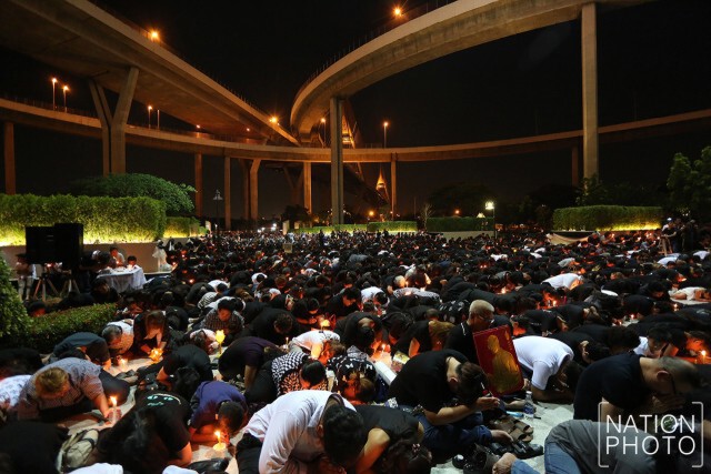 ชาวพระประแดง จุดเทียนแสดงความอาลัย