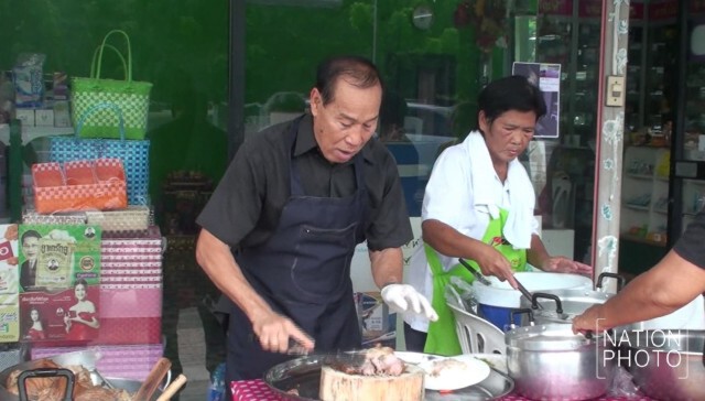 อดีตมวยไทยชื่อดังทำดีถวายพ่อหลวงเลี้ยงข้าวขาหมูฟรี