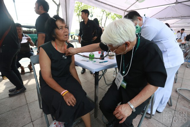 แพทยสภาจัดทีมแพทย์ พยาบาล
บริการประชาชน รอบพระบรมมหาราชวัง