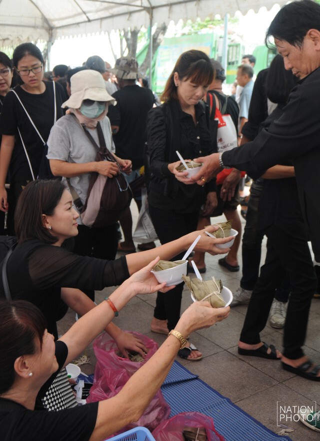 จิตอาสา พร้อมใจ 
แจกสิ่งของ ให้ปชช.ที่เดินทางลงนามแสดงความอาลัย