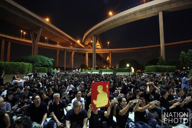 ชาวพระประแดง จุดเทียนแสดงความอาลัย