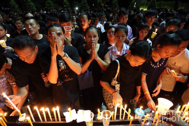 ชาวพระประแดง จุดเทียนแสดงความอาลัย