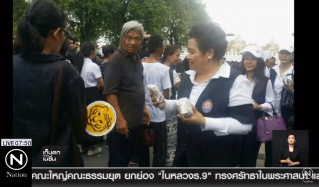 "พระองค์โสม" ทรงประทานข้าวเหนียวไก่ทอดแก่ประชาชน