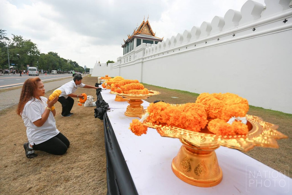 เจ้าหน้าที่นำพานมาวางรอบพระบรมมหาราชวัง
โดยขอความร่วมมือไม่ให้วางบริเวณริมกำแพง เจ้าหน้าที่นำพานมาวางรอบพระบรมมหาราชวัง
โดยขอความร่วมมือไม่ให้วางบริเวณริมกำแพง