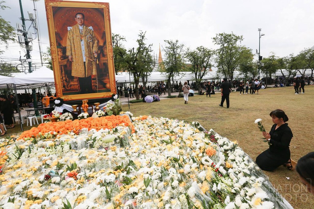 ประชาชนร่วมลงนามถวายความอาลัยในหลวง ร.๙
ณ ศาลาสหทัยสมาคม ในพระบรมมหาราชวัง