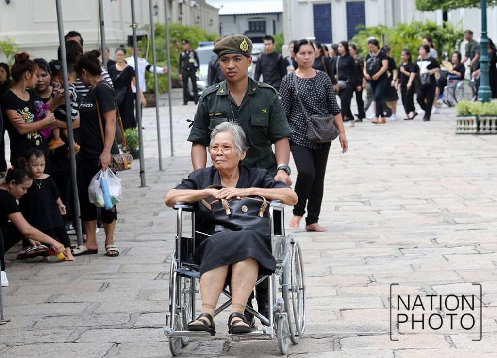 รด. ลูกเสือ เนตรนารี
บริการเข็นรถให้แก่ คนชรา
ที่มาลงนามไว้อาลัยแด่ในหลวง ร. 9 รด. ลูกเสือ เนตรนารี
บริการเข็นรถให้แก่ คนชรา
ที่มาลงนามไว้อาลัยแด่ในหลวง ร. 9