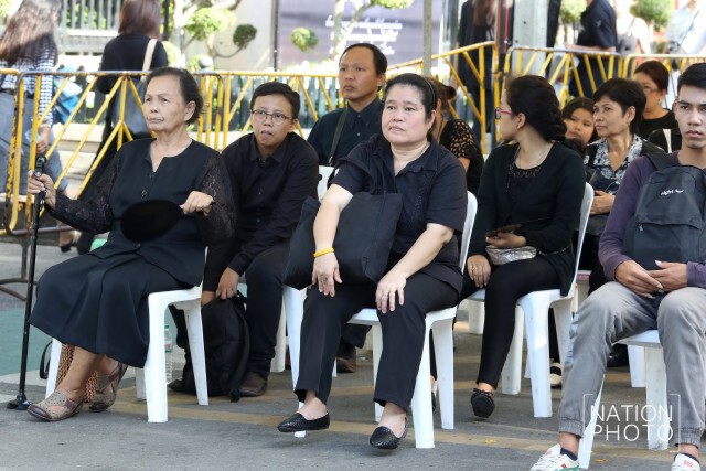 ประชาชนเข้าแถวรอลงนาม
แสดงความอาลัยในหลวงรัชกาลที่ 9