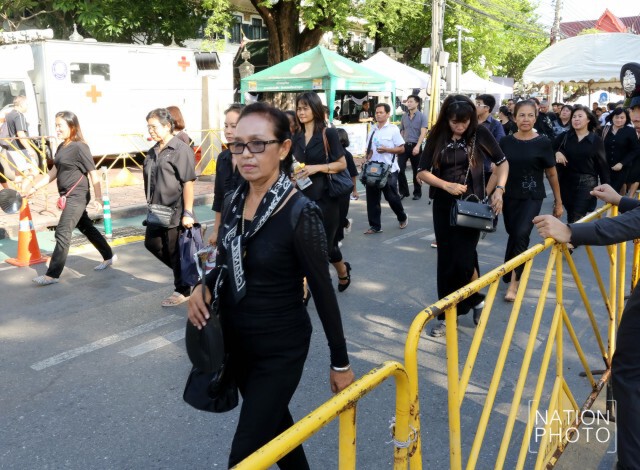 ประชาชนเข้าแถวรอลงนาม
แสดงความอาลัยในหลวงรัชกาลที่ 9