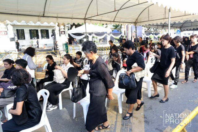 ประชาชนเข้าแถวรอลงนาม
แสดงความอาลัยในหลวงรัชกาลที่ 9