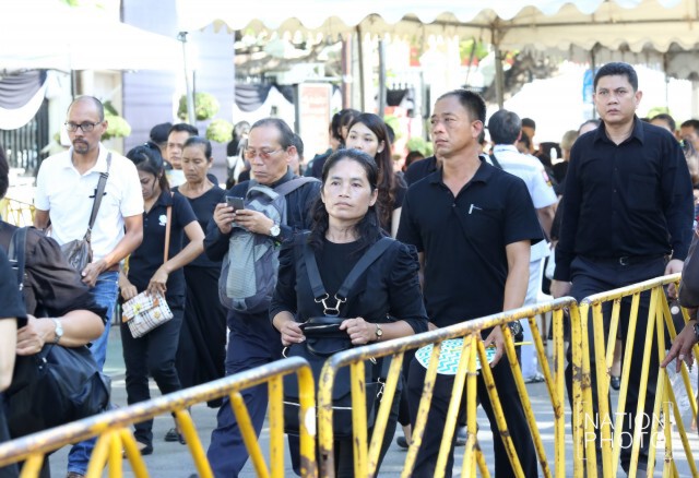ประชาชนเข้าแถวรอลงนาม
แสดงความอาลัยในหลวงรัชกาลที่ 9