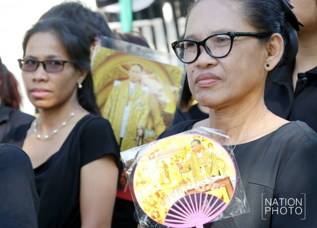 ประชาชนเข้าแถวรอลงนาม
แสดงความอาลัยในหลวงรัชกาลที่ 9