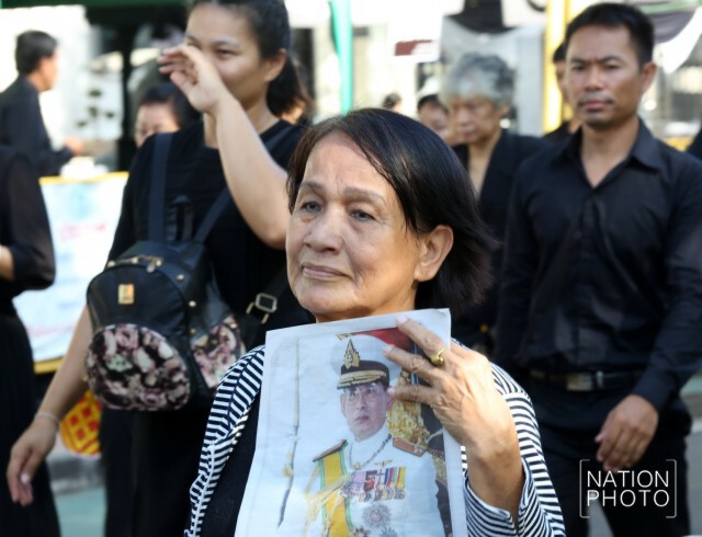 ประชาชนเข้าแถวรอลงนาม
แสดงความอาลัยในหลวงรัชกาลที่ 9
