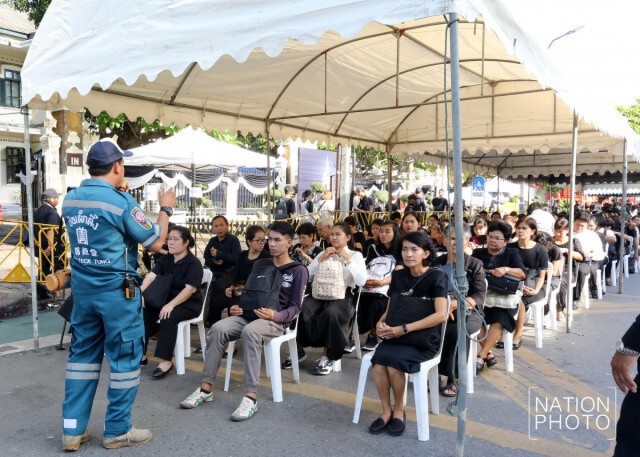ประชาชนเข้าแถวรอลงนาม
แสดงความอาลัยในหลวงรัชกาลที่ 9