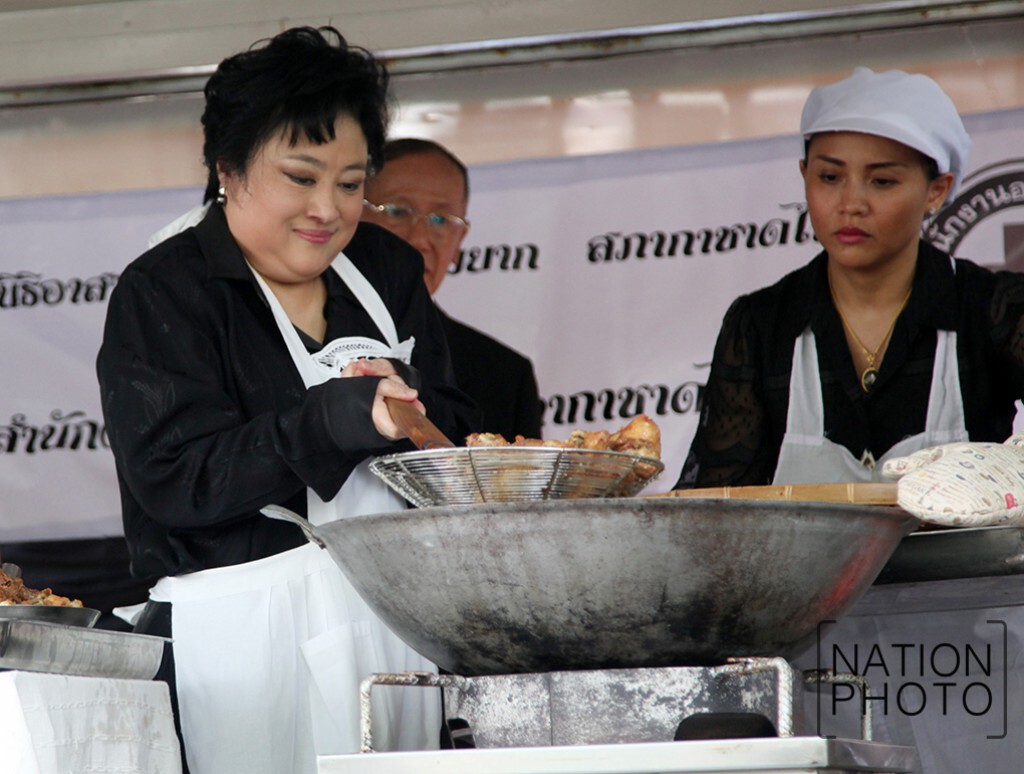พระองค์โสมฯ ทรงทอดไก่ประทานให้พสกนิกร ลงนามถวายอาลัย พระองค์โสมฯ ทรงทอดไก่ประทานให้พสกนิกร ลงนามถวายอาลัย