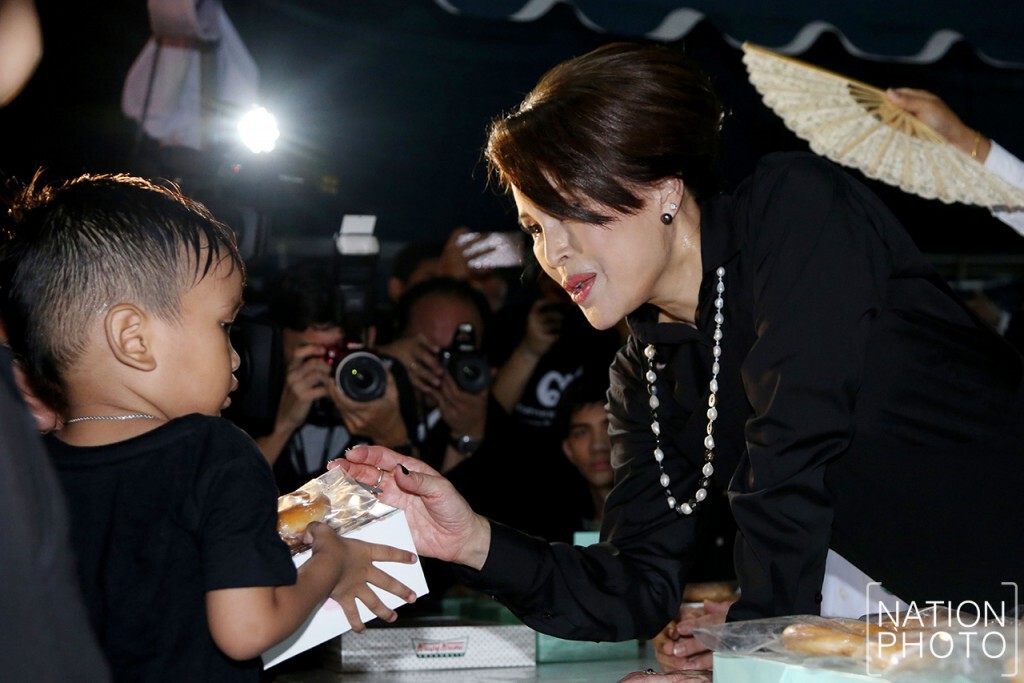 ทูลกระหม่อมหญิงอุบลรัตนฯพระราชทานอาหารว่างแก่ปชช. ตรัสขอบใจที่มาเป็นกำลังใจให้กัน