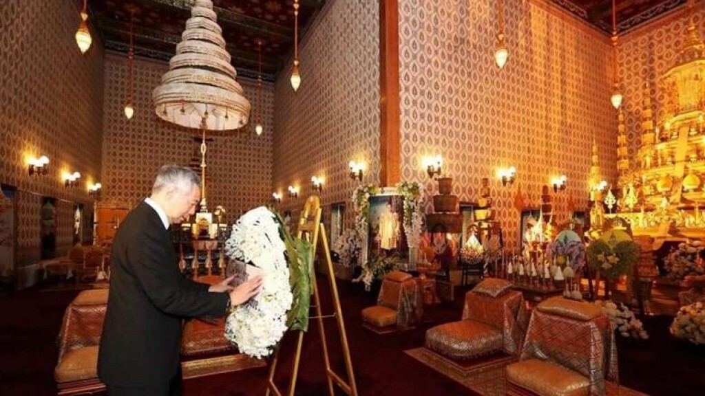 นายกรัฐมนตรีสาธารณรัฐสิงคโปร์ ถวายราชสักการะพระบรมศพ นายกรัฐมนตรีสาธารณรัฐสิงคโปร์ ถวายราชสักการะพระบรมศพ
