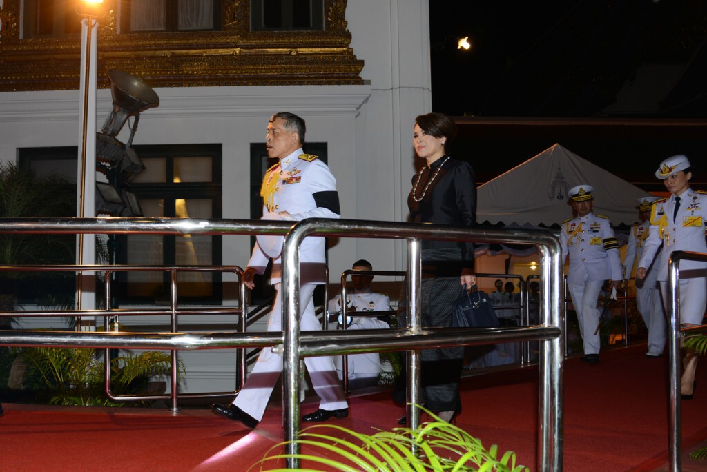สมเด็จพระบรมฯ เสด็จพระพิธีธรรมสวดพระอภิธรรมพระบรมศพ สมเด็จพระบรมฯ เสด็จพระพิธีธรรมสวดพระอภิธรรมพระบรมศพ