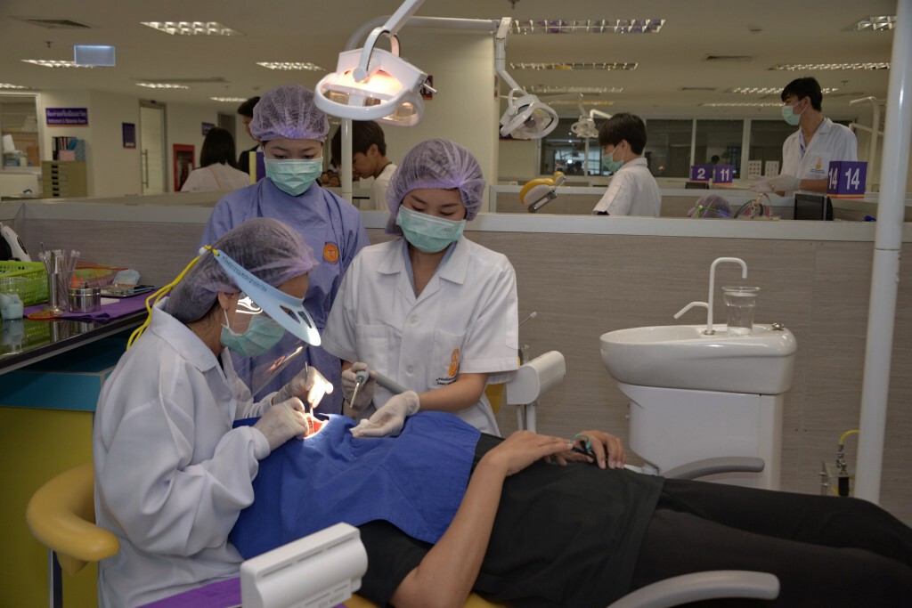 รพ.ธรรมศาสตร์ฯ
จัดรักษาฟันฟรี 500 คน
ถวายเป็นพระราชกุศลแด่ ในหลวง ร.๙