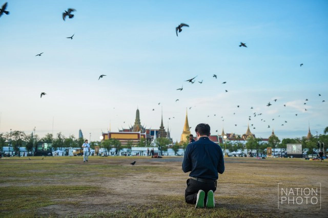 ประชาชนอาศัยท้องสนามหลวง เป็นที่พักหลับนอนในยามค่ำคืน