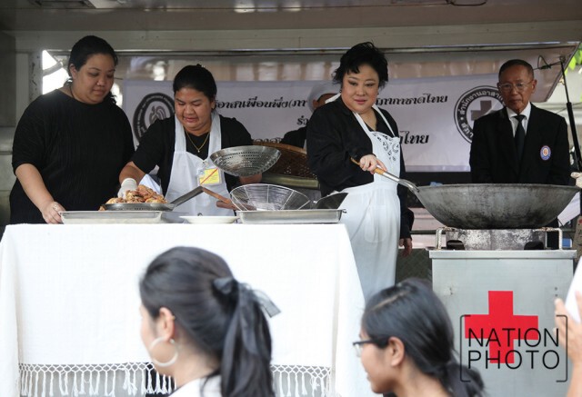 พระองค์โสมฯ ทรงทอดไก่ประทานให้พสกนิกร ลงนามถวายอาลัย