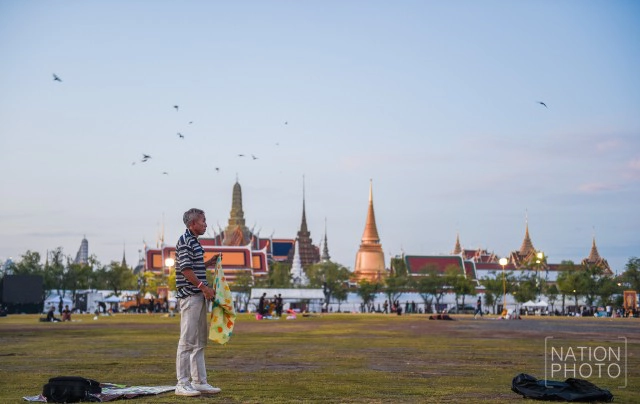 ประชาชนอาศัยท้องสนามหลวง เป็นที่พักหลับนอนในยามค่ำคืน