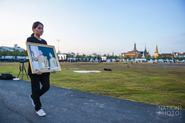 ประชาชนอาศัยท้องสนามหลวง เป็นที่พักหลับนอนในยามค่ำคืน