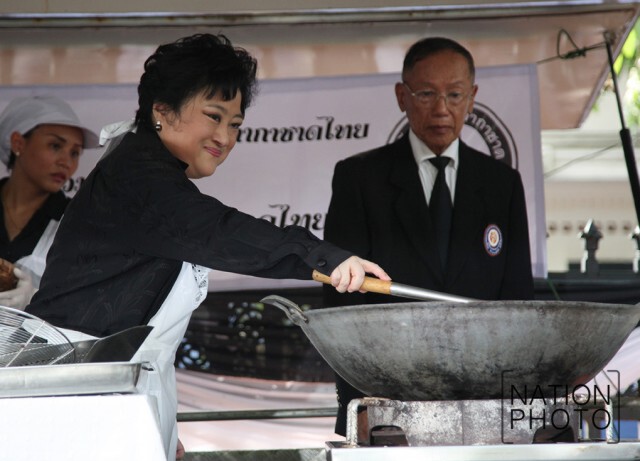 พระองค์โสมฯ ทรงทอดไก่ประทานให้พสกนิกร ลงนามถวายอาลัย