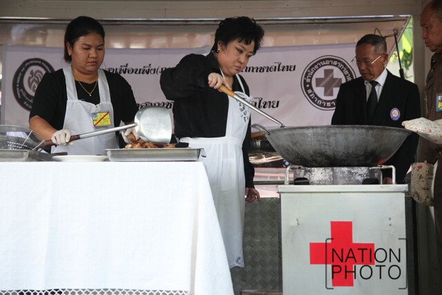 พระองค์โสมฯ ทรงทอดไก่ประทานให้พสกนิกร ลงนามถวายอาลัย