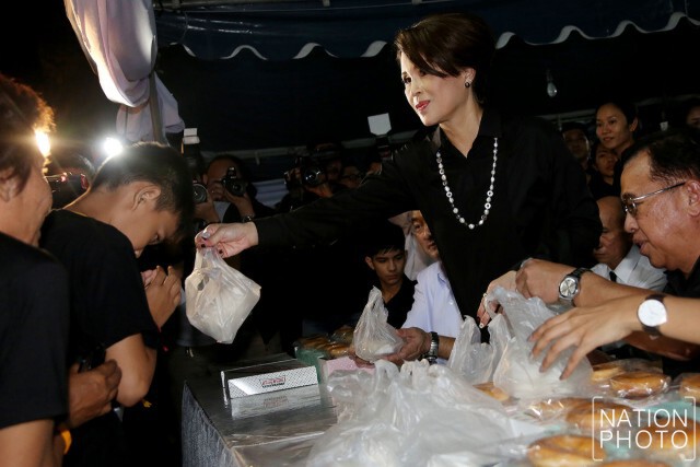 ทูลกระหม่อมหญิงอุบลรัตนฯพระราชทานอาหารว่างแก่ปชช. ตรัสขอบใจที่มาเป็นกำลังใจให้กัน