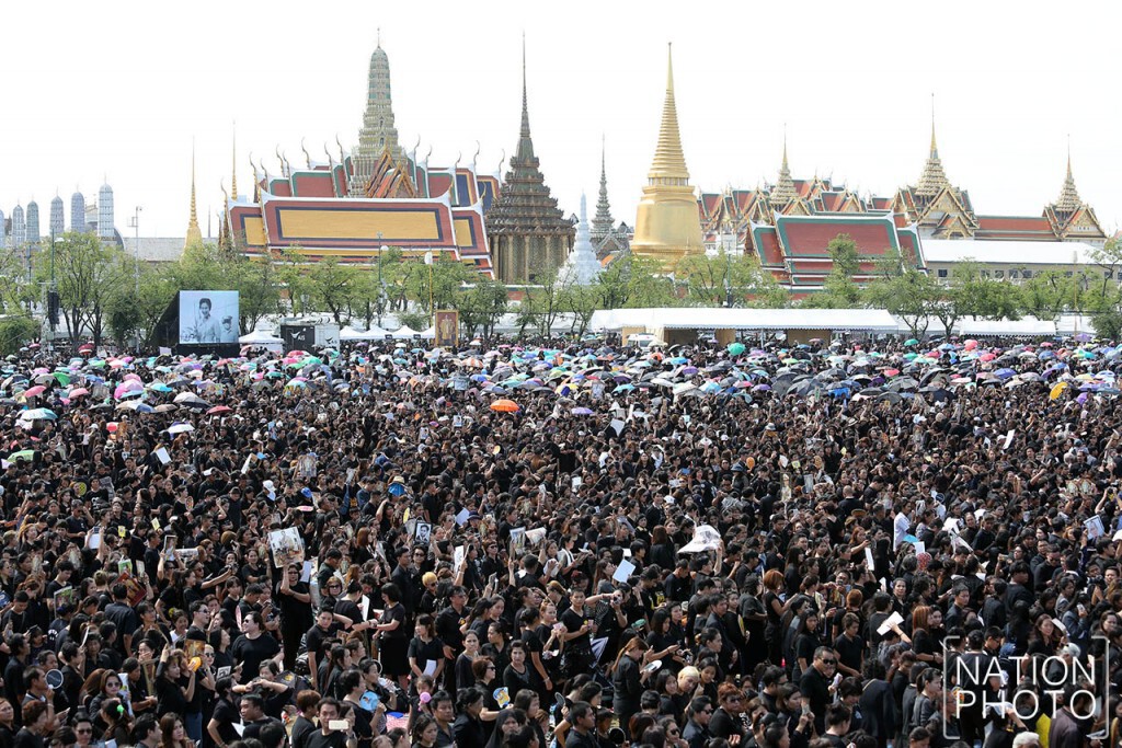 ปชช.ร่วมสร้างประวัติศาสตร์
ร้องเพลง"สรรเสริญพระบารมี"แน่นสนามหลวง