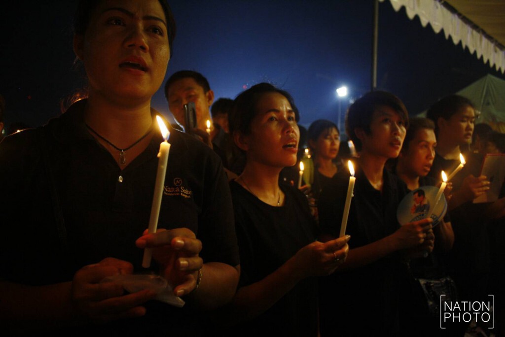 สุดประทับใจ! ภาพชุดที่1 ประชาชนร่วมจุดเทียน ร้องเพลง"สรรเสริญพระบารมี" กึกก้องสนามหลวง สุดประทับใจ! ภาพชุดที่1 ประชาชนร่วมจุดเทียน ร้องเพลง"สรรเสริญพระบารมี" กึกก้องสนามหลวง