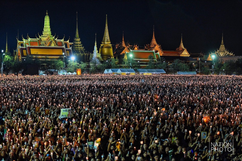 ภาพประวัติศาสตร์! ปชช.ร่วมจุดเทียน ร้องเพลง"สรรเสริญพระบารมี" ภาพประวัติศาสตร์! ปชช.ร่วมจุดเทียน ร้องเพลง"สรรเสริญพระบารมี"